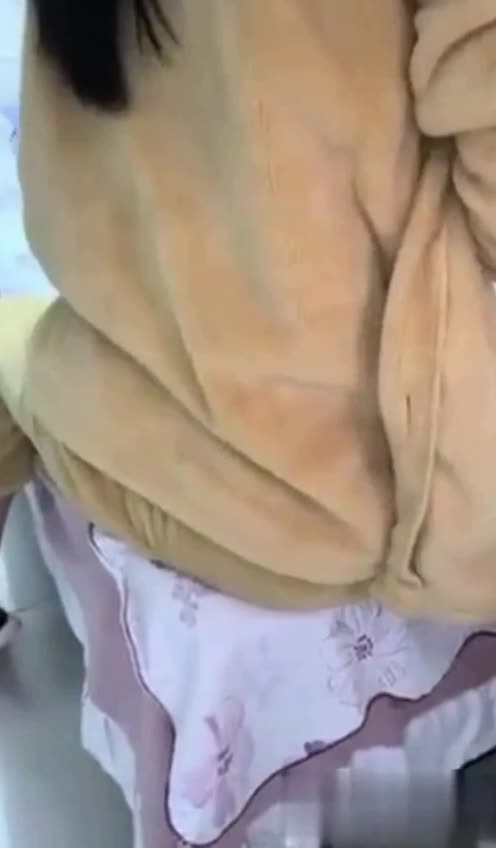 #熟女 #人妻 #少妇碰见嫂子在房间里看黄片自慰，我精虫上脑强上了没有防备的嫂子