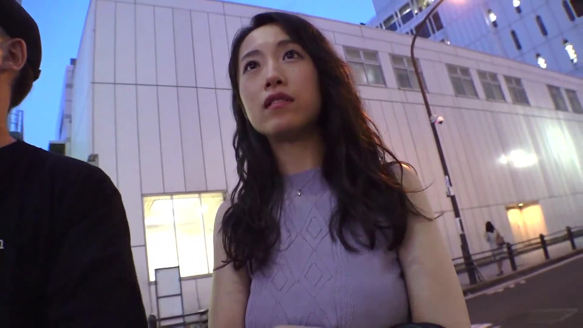 隐藏婚外情欲望的恶魔色情可爱妻子！淫秽的G罩杯巨乳，与可爱的外表不相符！第1部分