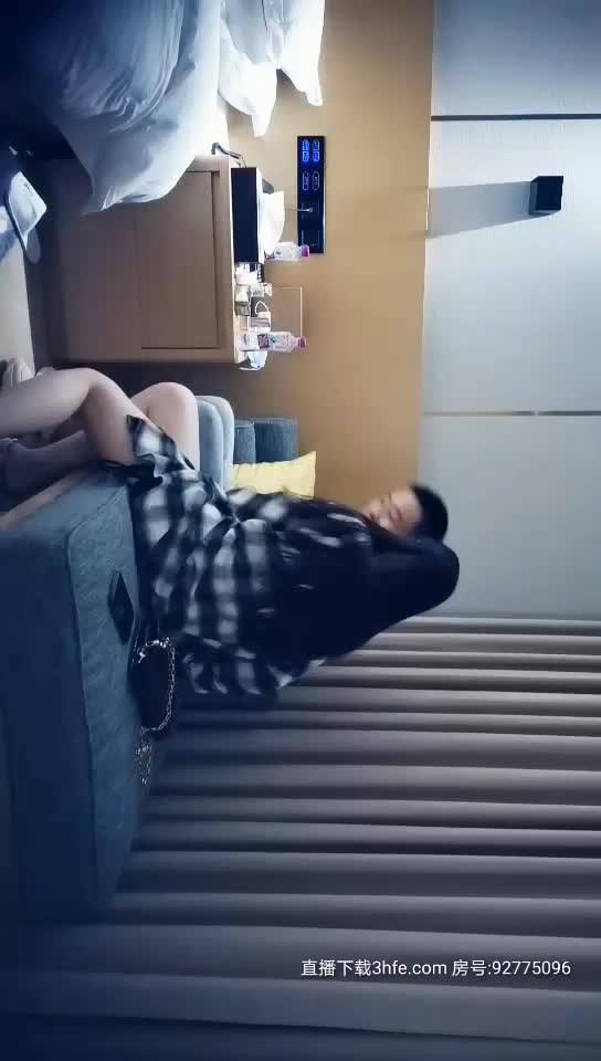 #少妇 #偷情   偷情，酒店约丰满少妇，沙发调情舔弄口交再到床上猛操呻，高潮做爱