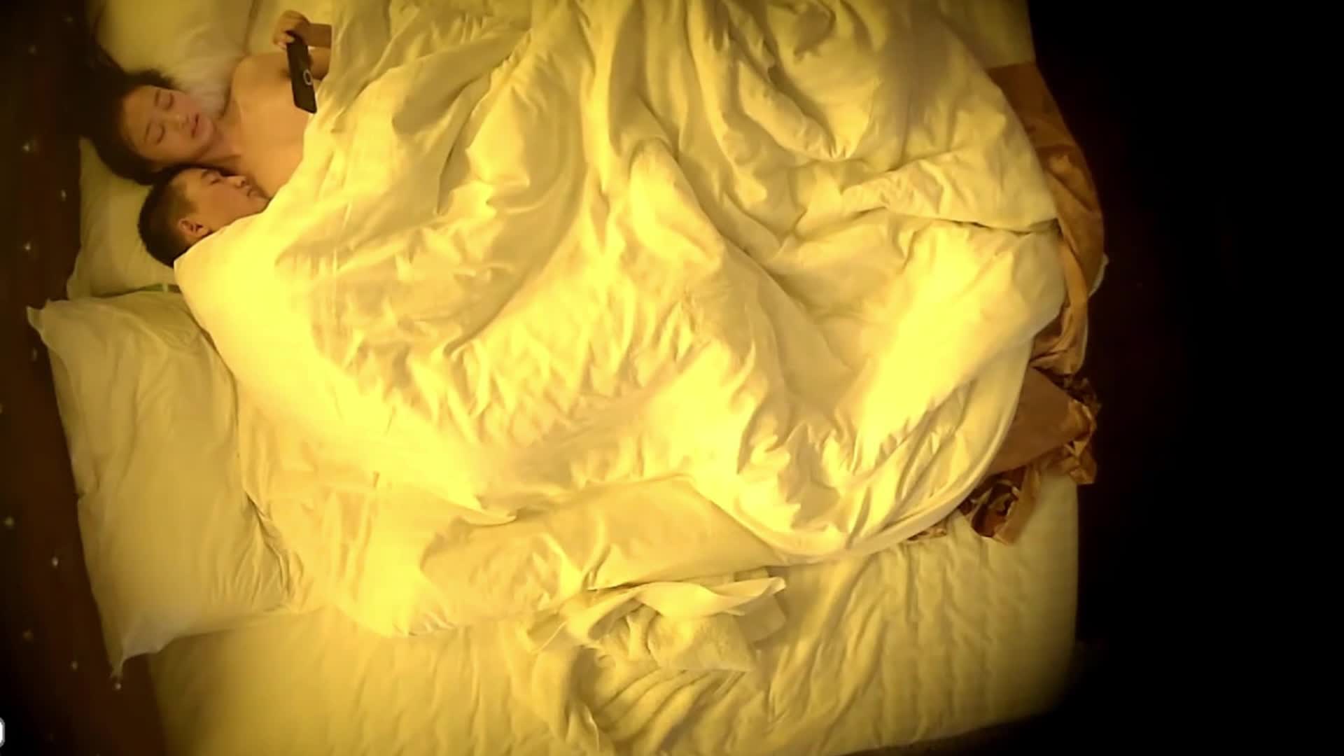 酒店偷拍酒店房间隐藏摄像女大学生的第一次性爱给男友离别时的礼物 -