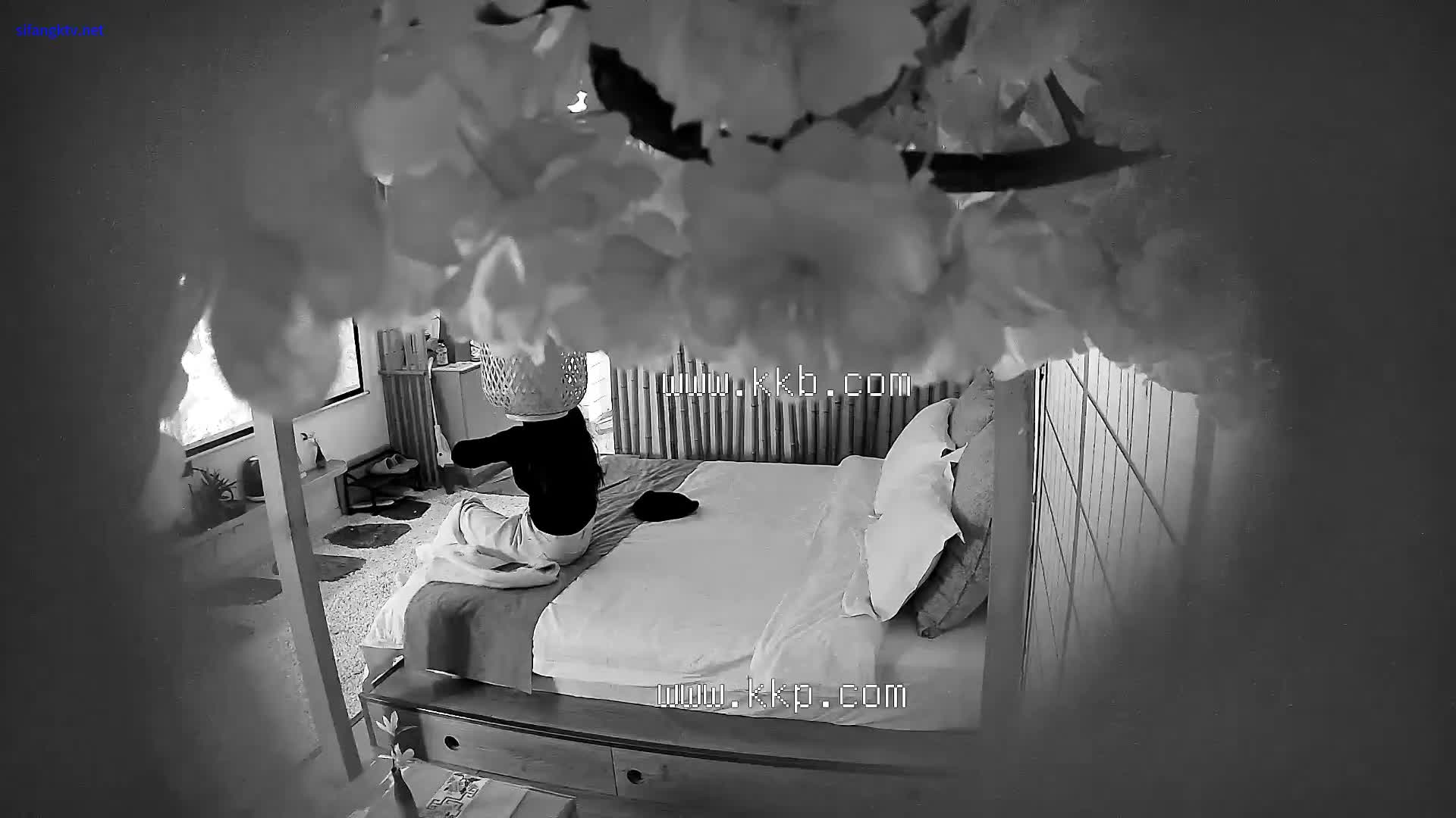 酒店偷拍羞涩小伙迷恋女友小穴爱不释手扣个不停女友大叫爽