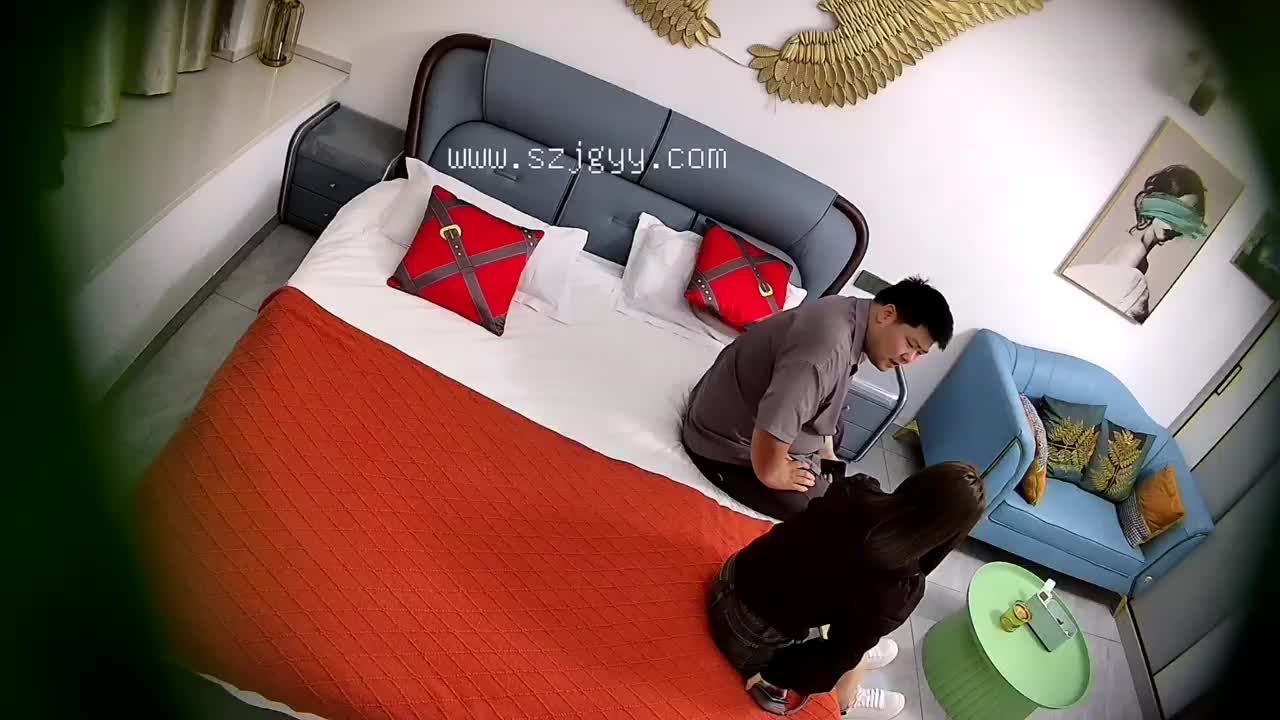 酒店偷拍，憨春叫鸡身材高大威猛的憨春哥叫鸡都与众不同叫了一个小少妇看样子好像生过小孩还是剖腹产的