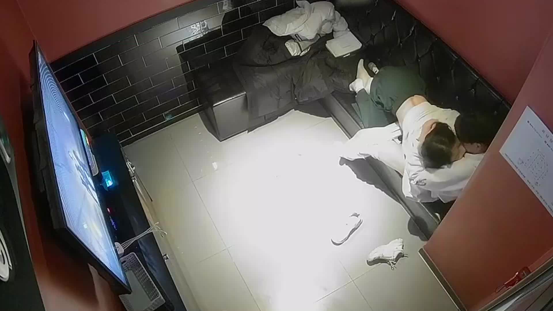 酒店偷拍 破解摄像头太过刺激在校大学生包厢约会女友真的极品中的下战斗机以为没有摄像头沙发上猛含大肉棒直接性爱现场变成了直播现场娴