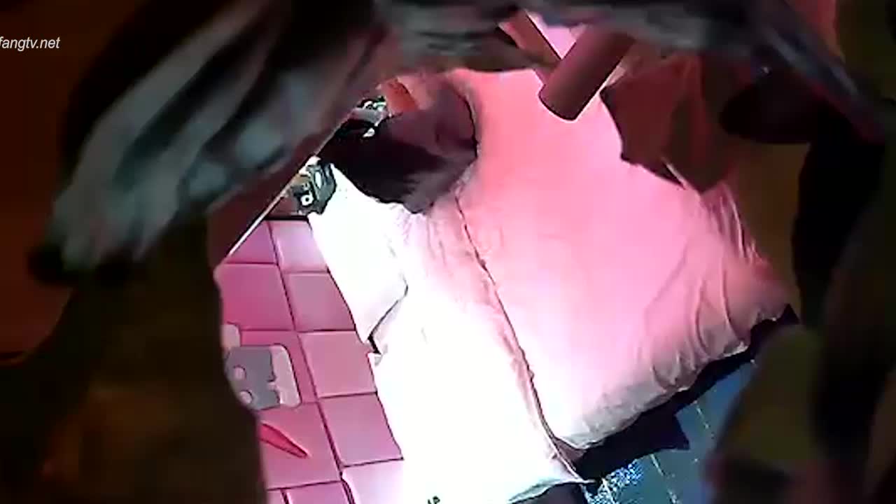 酒店偷拍 小姐姐与男友酒店开房休息小姐姐伸个懒腰躺会就开始脱衣服洗白白后与男友就开始调情男友先是给小姐姐舔逼