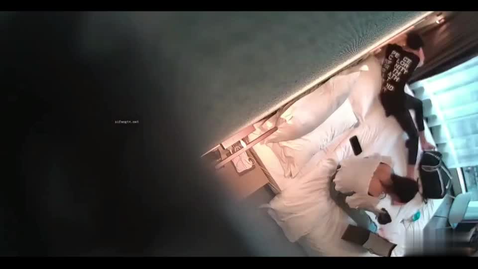 酒店摄像头偷拍年轻小情侣小哥看着女友逼逼性感的毛毛忍不住要舔一舔才做爱
