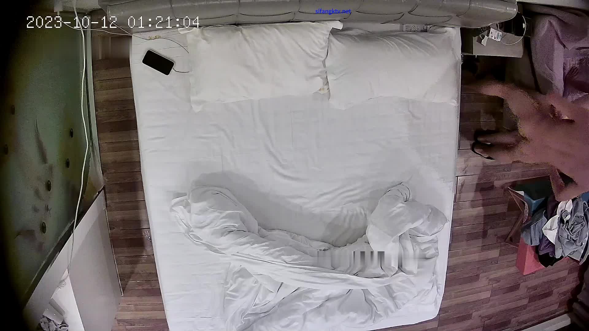 酒店偷拍连续几天开房入住的年轻情侣深夜回来再累也不能少了入睡前的活动