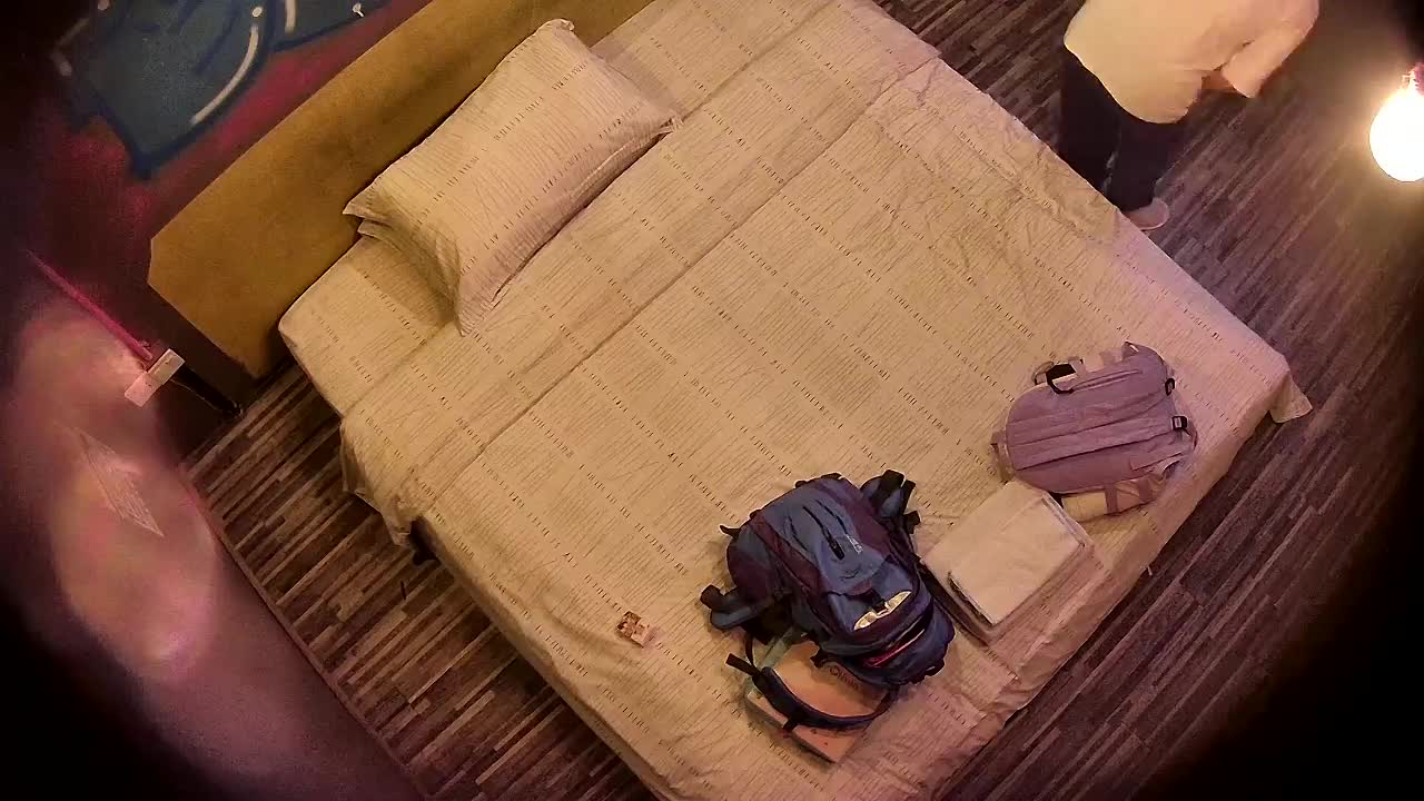 酒店偷拍 假期眼镜学妹年纪轻轻就被男友三穴齐开 操完嘴巴玩菊花居然还拍照分享
