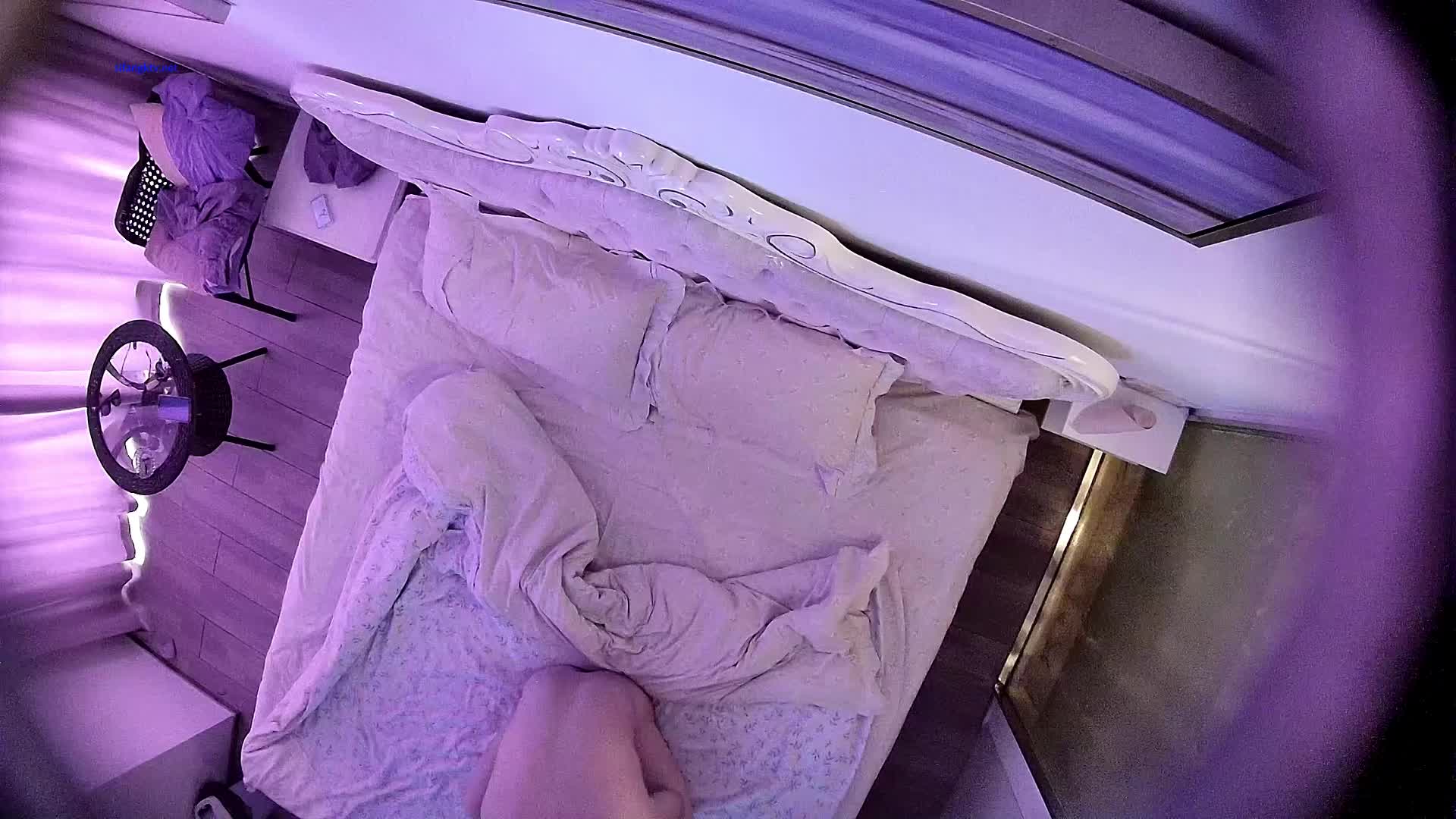 酒店偷拍 国庆假期骗家里人单位加班和气质少妇女同事开房偷情中途被几个电话骚扰