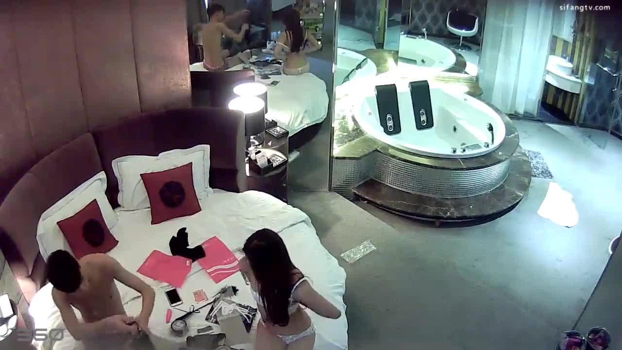 酒店偷拍小情侣激情啪啪买了一堆情趣用品苗条美女骚得狠呻吟声听的心痒痒 80分钟