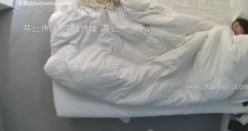 酒店偷拍主动舔鸡巴女上位电动马达小屁股操的真爽 2 酒店偷拍