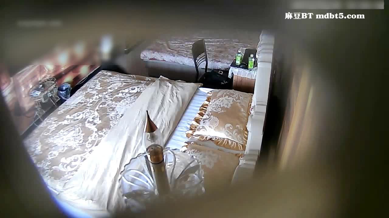 漂亮的大学短裤美女背着男友偷偷在酒店私会男校友偷情时不慎被服务员偷拍长得漂亮身材又好操完又操