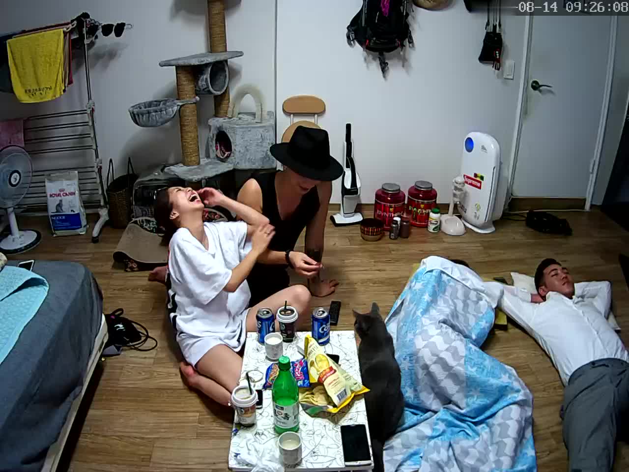 破解家庭网络摄像头偷拍 几个朋友聚餐灌醉美女闺蜜和她男友上床给她舔穴后入干她骚逼 酒店偷拍