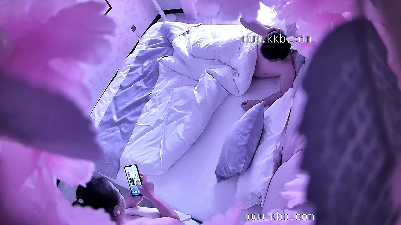 酒店偷拍 胖哥午休幽会单位财务丰满少妇开房偷情干到她浪叫流露出满足的表情