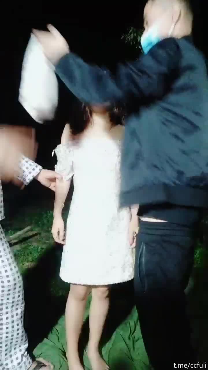 #少妇 #出轨    出轨，户外约炮少妇，夏天到了，适合野外群P，两男两，精彩