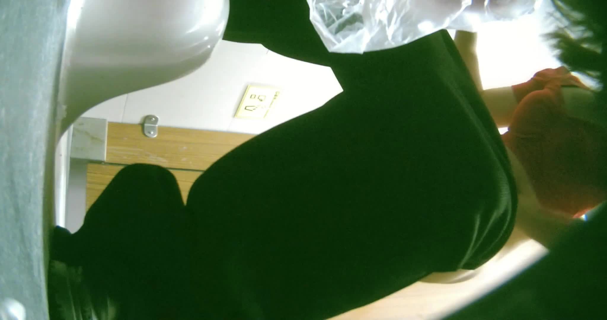 2048.vip-大神潜入商场女厕近距离偷拍红衣小太妹有点发黑的肥鲍鱼