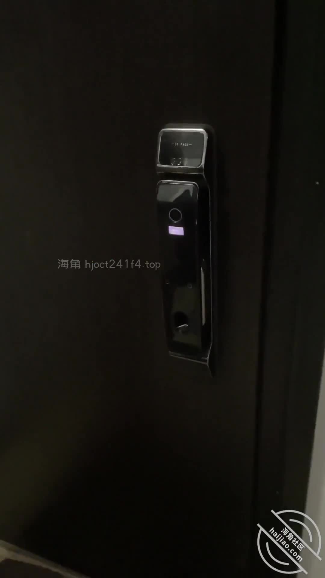 #海角社区 #烟色晚空、原创:连奶头都是粉的极品嫩妹,带朋友去兄弟家里干他的粉嫩老婆~