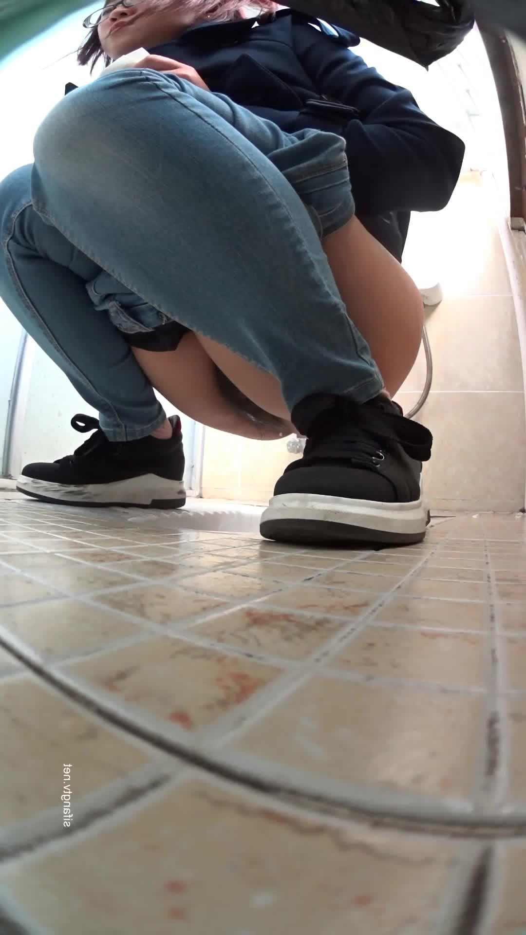 2048.vip-大神潜入办公楼女厕全景偷拍8位女同事 各种小黑鲍尽收眼底