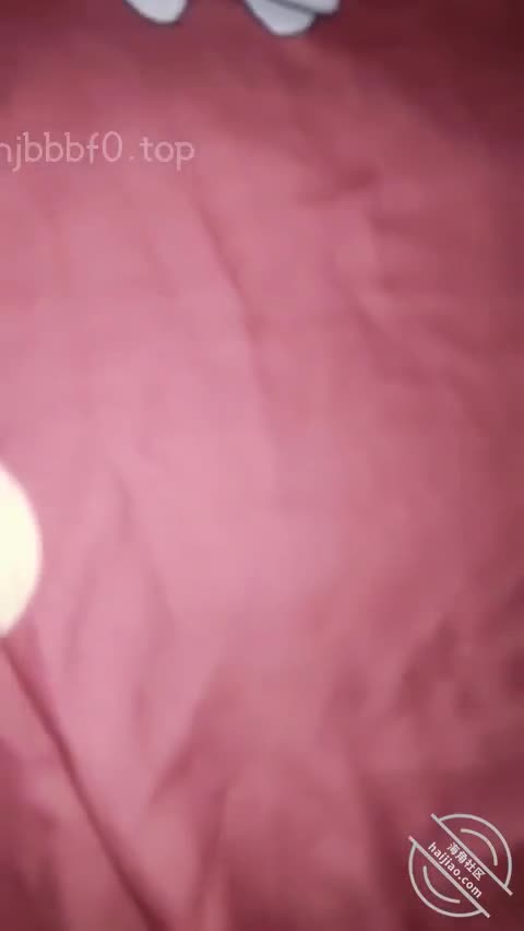 作者： #海角社区 #19岁女儿小亚标题：【原创视频贴】女儿的白袜小脚让我格外着迷 不小心内射了