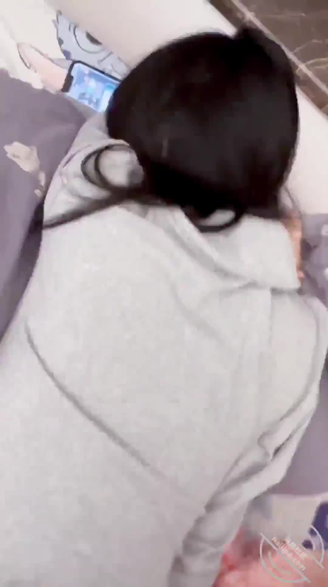 #海角社区 #意淫自己妹妹原创视频13】没忍住，趁妹妹打游戏对她下手了。