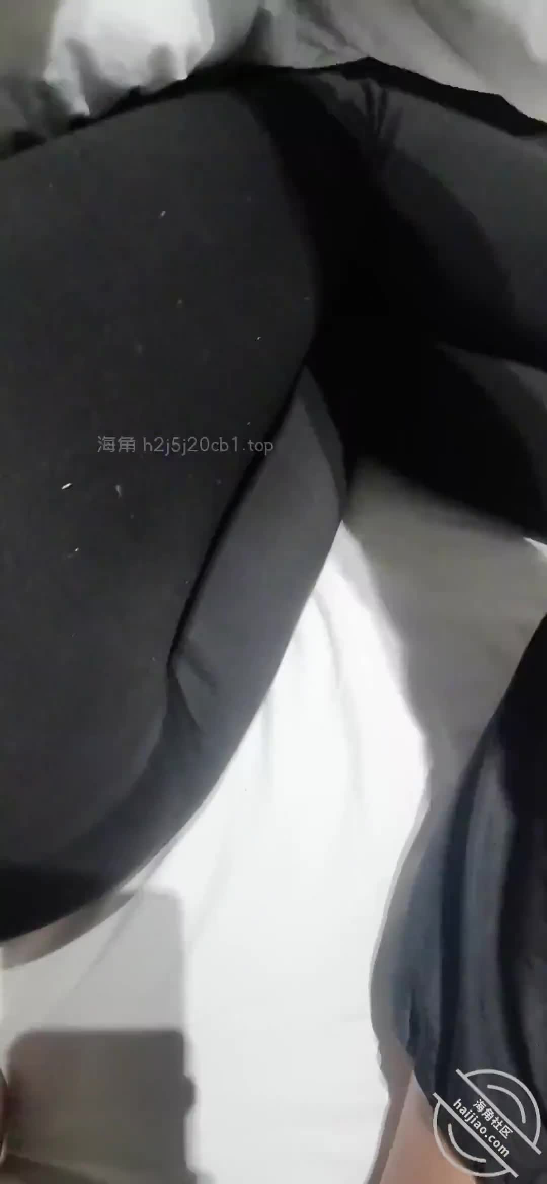 作者： #海角社区 #再嫁的妈妈和女儿主题：在开房的时候，趁着母亲熟睡，暗中对她进行了触碰。