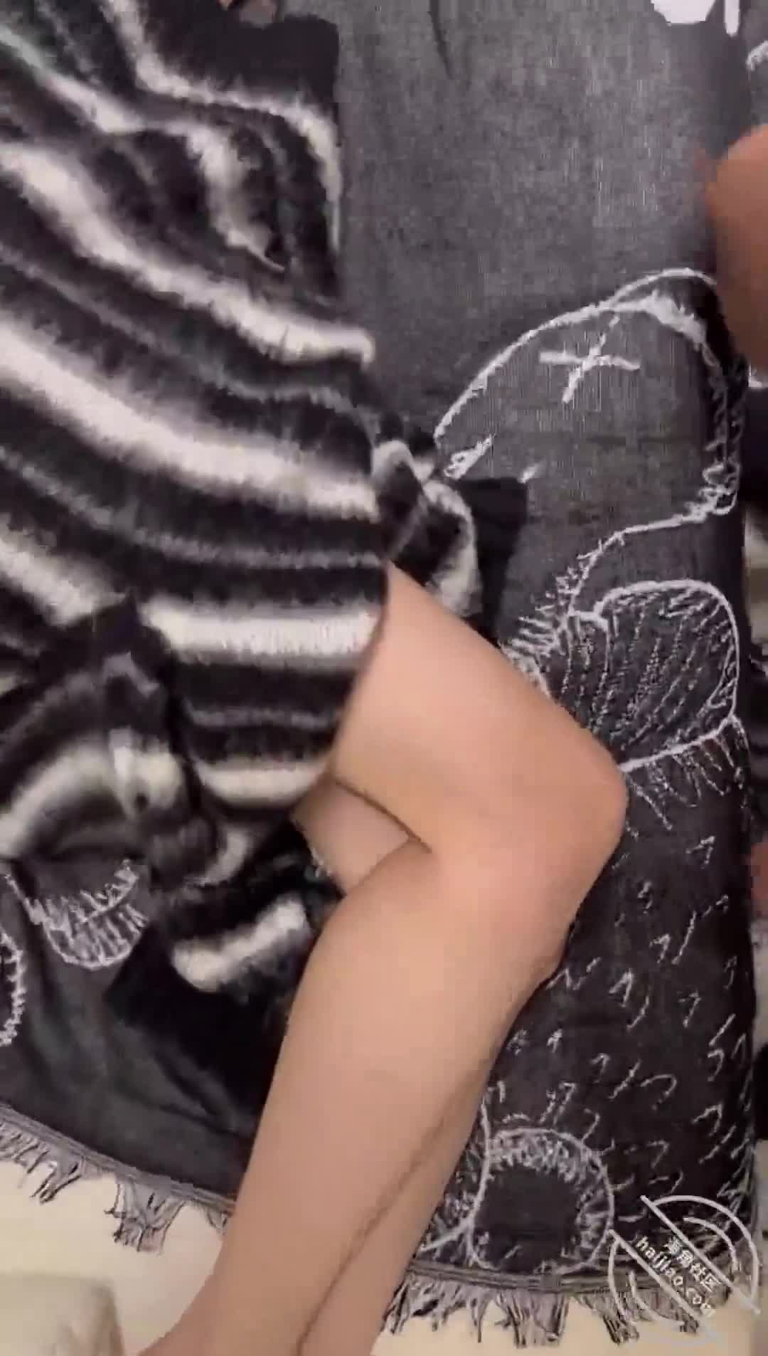 作者： #海角社区 #堂妹加料日常主题：真实！喝醉妹妹睡觉 偷偷射妹妹一头 耳朵上也有一些