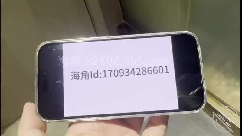 作者： #海角社区 #我的大胸表妹主题：我的表妹胸部丰满，真是一个母狗