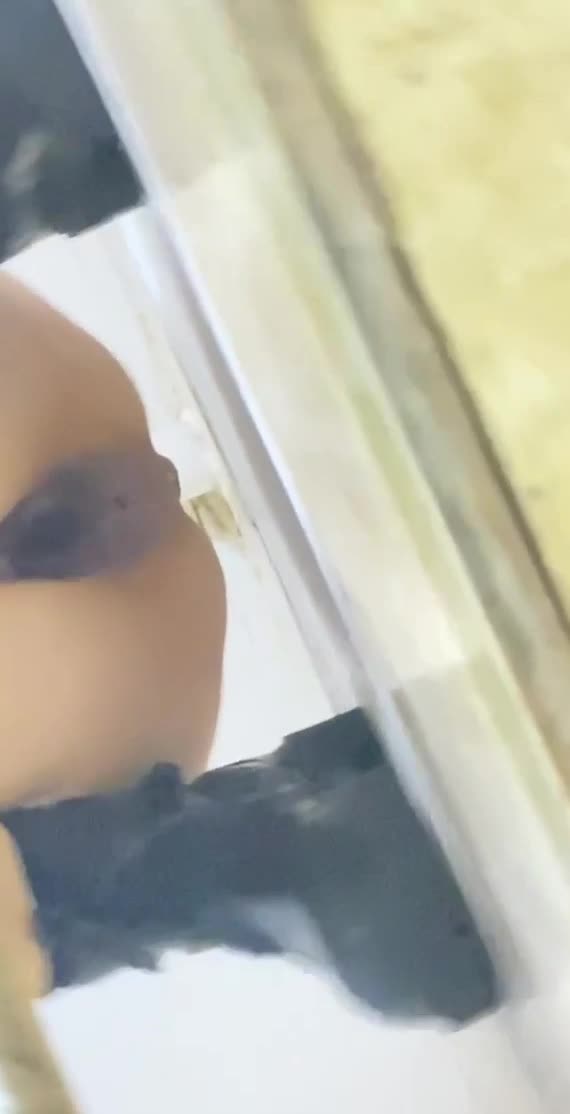 2048.vip-大神直接闯入路边公厕 一路走一路拍专挑美女下手