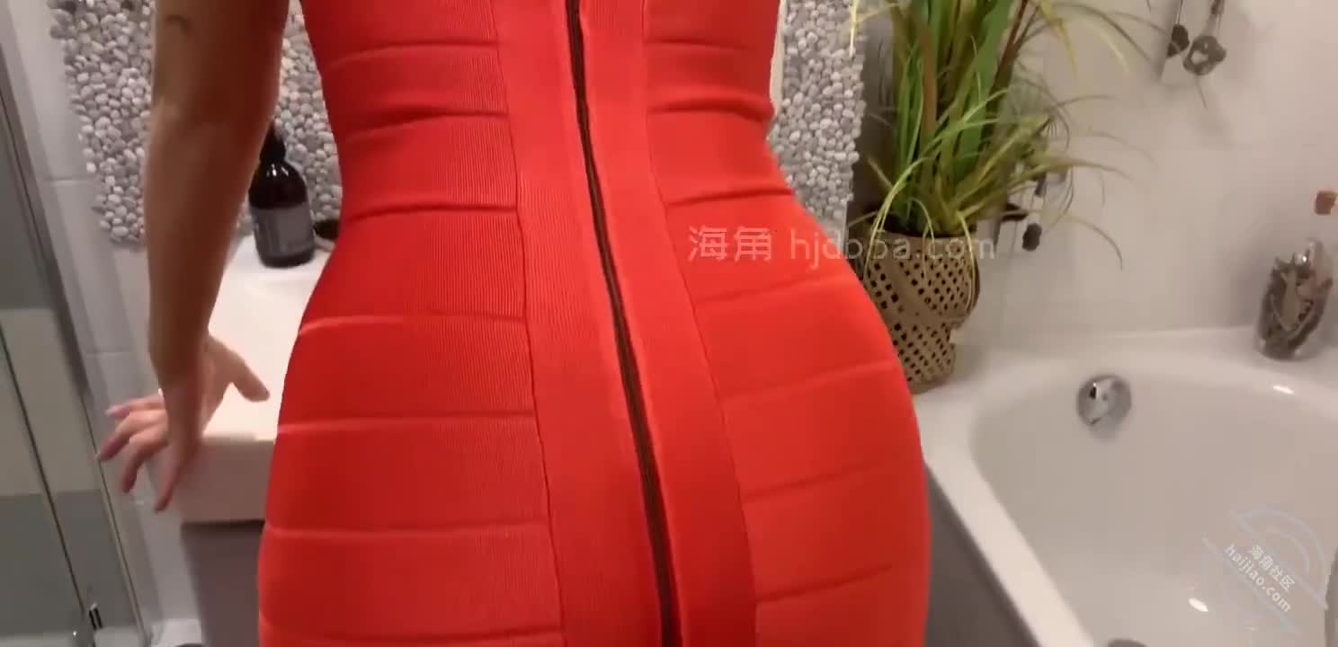 作者： #海角社区 #海角_18447445主题：骚逼后妈又要出去和野男人约会 我直接拉开裙摆 从后面直接爆插内射