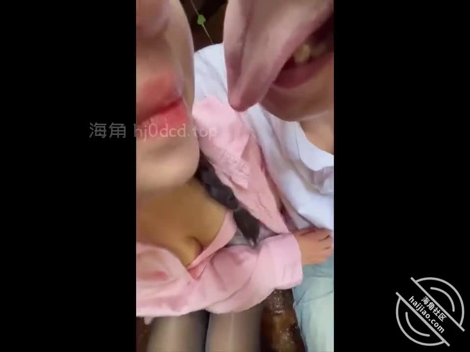 #海角社区 #会喷水的亲姐姐【原创视频】和姐姐朋友们一起户外野炊，要走时把姐姐拉到山洞里连续射了两次