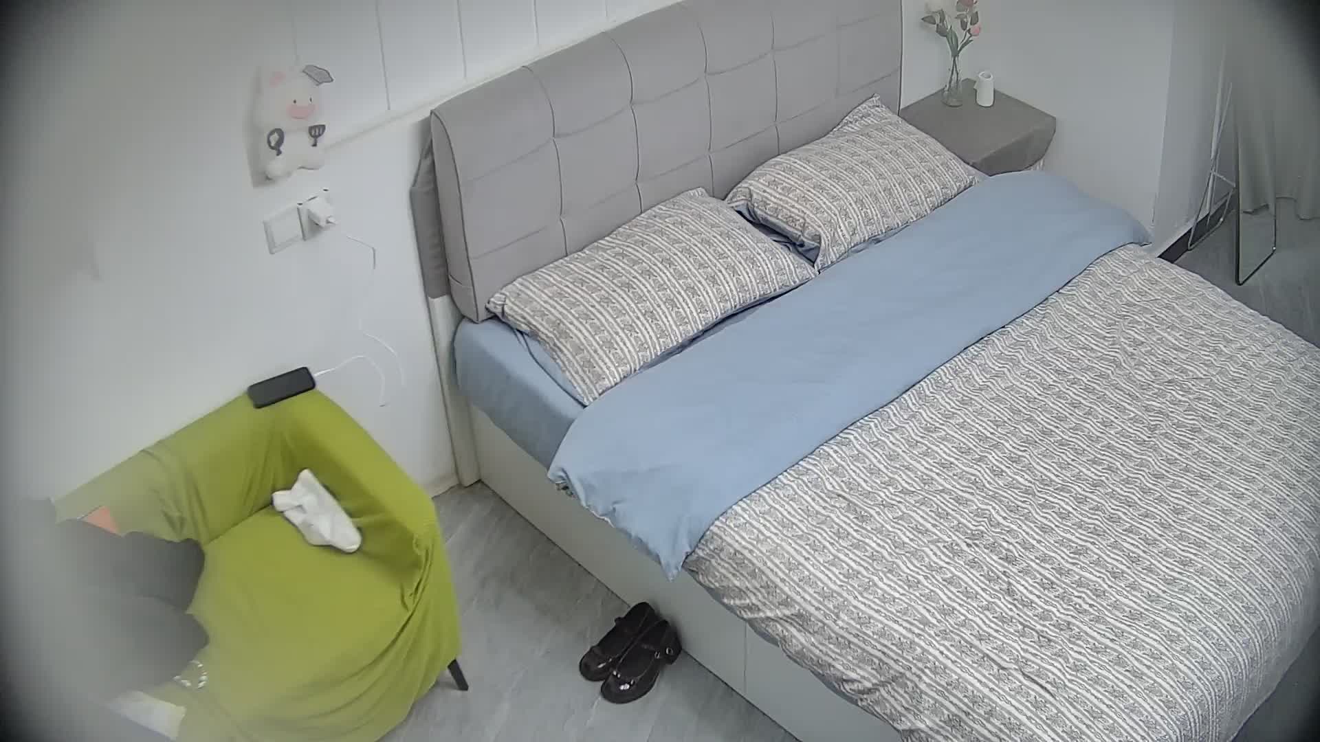 2048.vip-公寓酒店10-25 先玩手机再打炮 钻进被窝里口交 小姐姐很漂亮 身材也好 还配合 这哥们捡到漏了