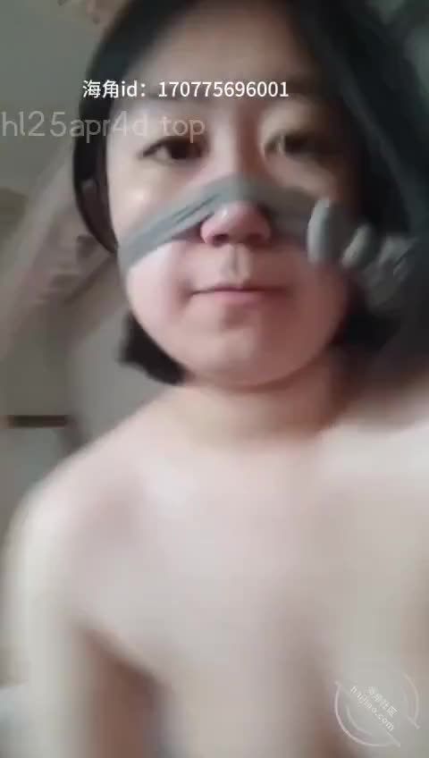 作者： #海角社区 #妻巧淫妓主题：母狗的阴道里塞着自己母亲的丝袜，舔舐着地上的唾液。