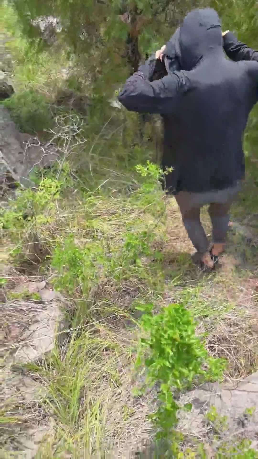 作者： #海角社区 #爱玩求虐的婶婶主题：开档瑜伽裤，适合户外野战运动，使用起来十分便捷。