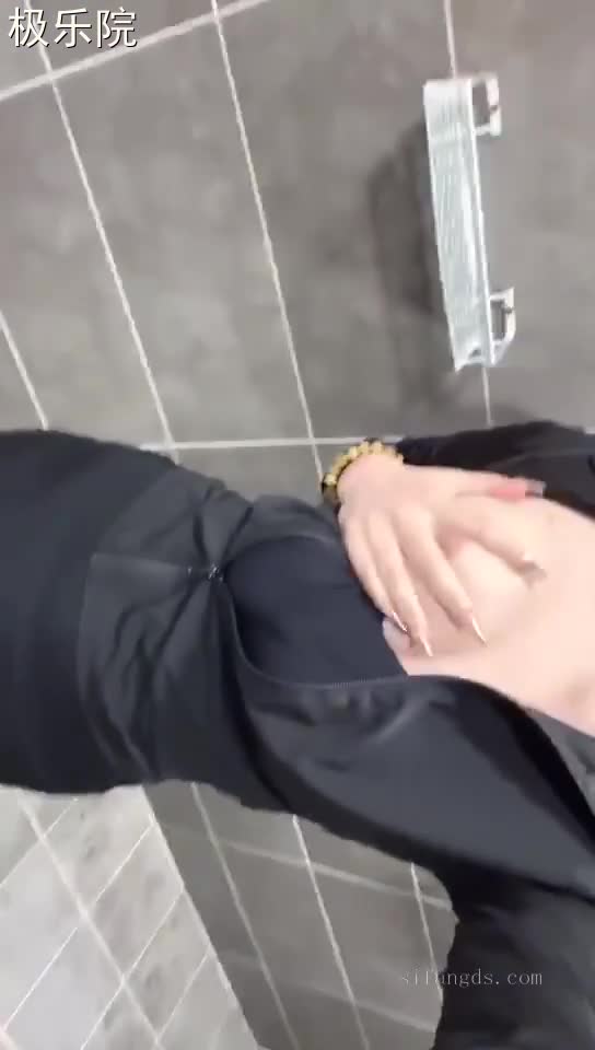 #何何子 #自拍 #露出 #调教 #母狗 颜值很高，自拍露奶又露穴，好像是在个公共浴室