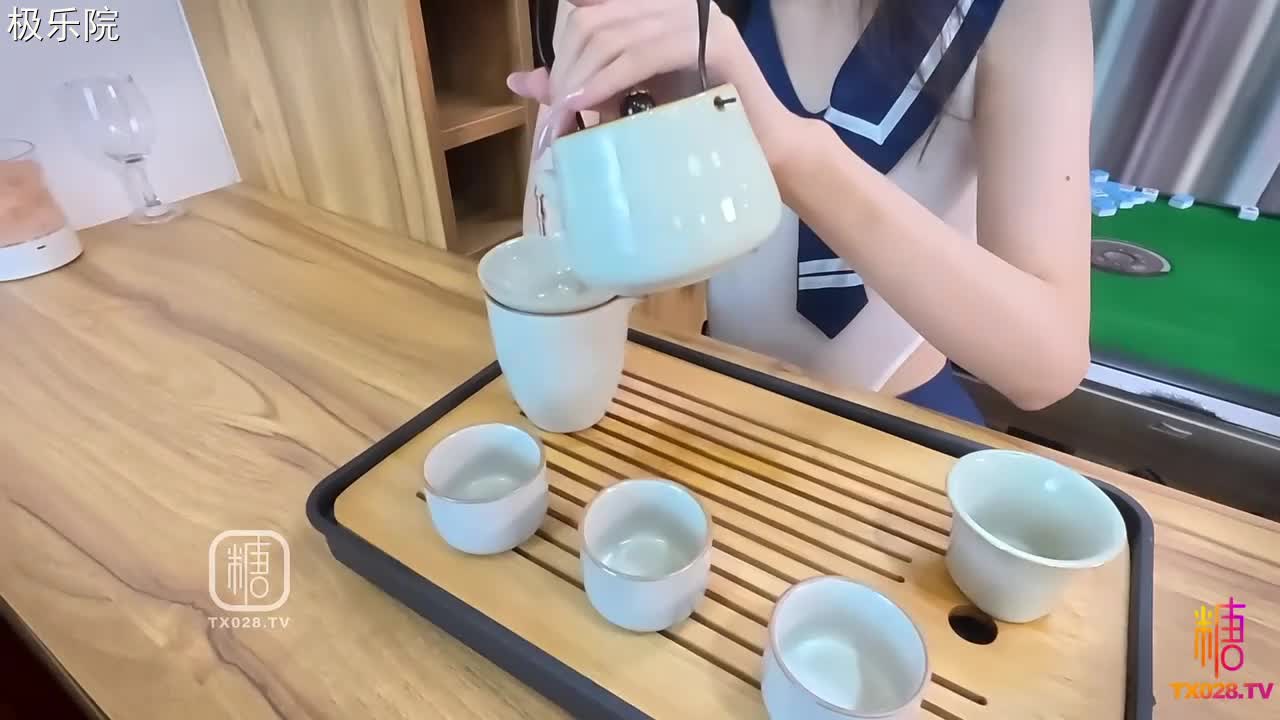 Mini肉 肉欲麻将 麻将馆激情 死库肉肉淫穴感谢顾客 暴力打桩趴在床边玉足太诱人了 学院风死库水是骚 但缺点就是得一直拽着 可惜内射没有特写镜头#Mini肉 #学院风 #打桩 #调教 #内射