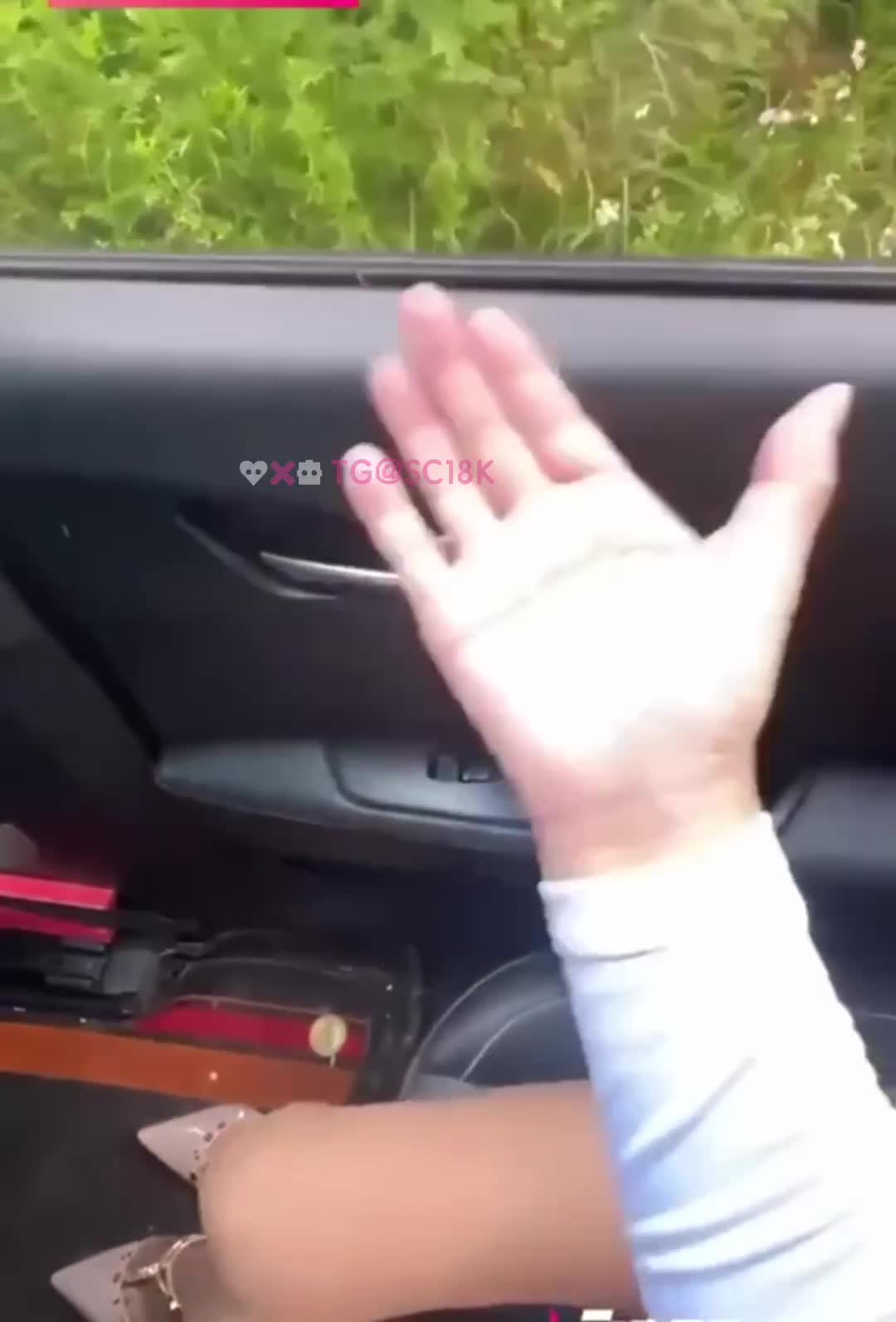 #车震 #足交 #高跟鞋 小姨子穿华伦天奴和姐夫车震，肉丝撕开一个口子大骚穴露出来很是淫荡！完整34分钟已更新SVIP 解锁百位福利姬