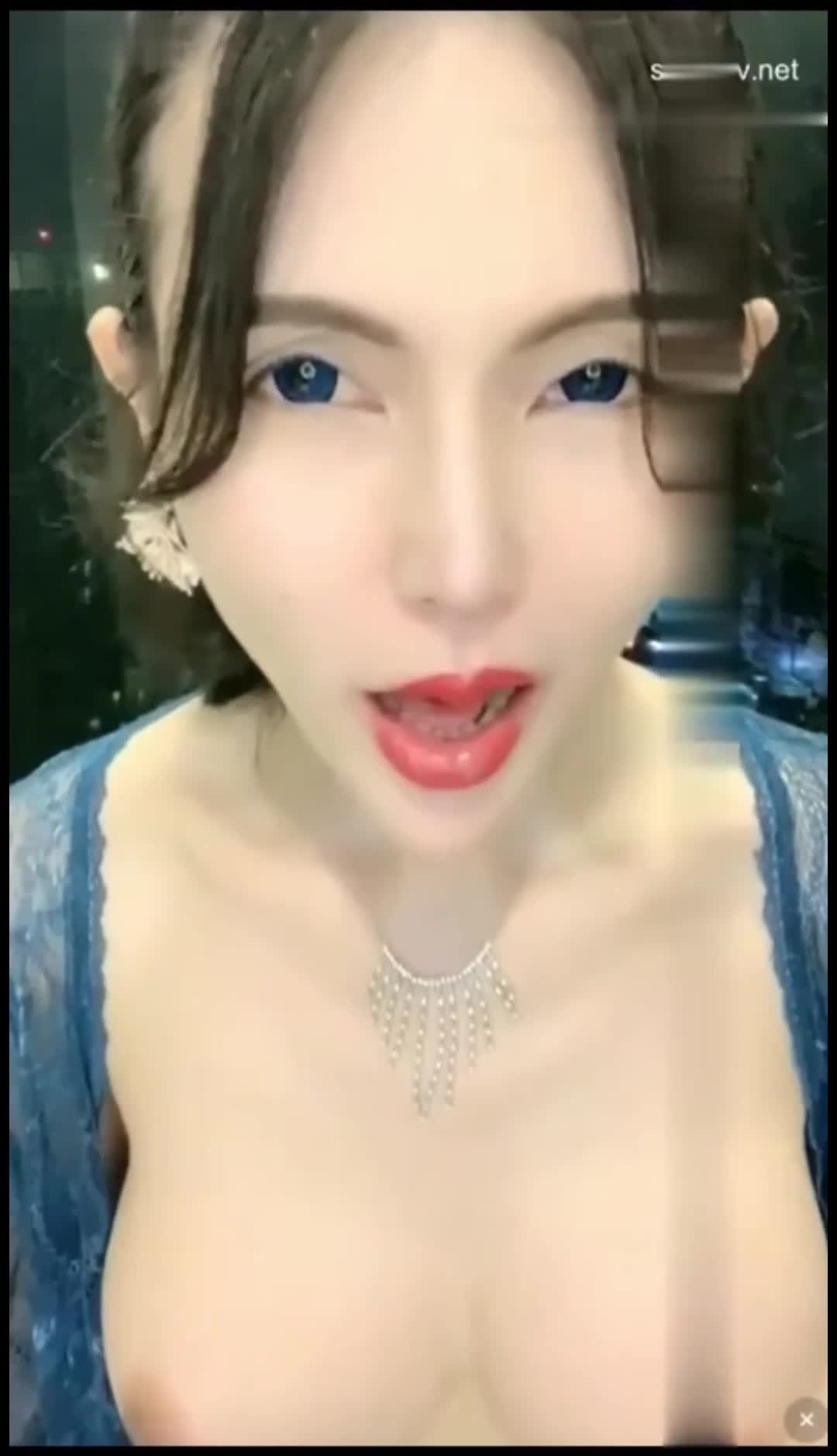 #主播 #反差 #少妇 混血颜值阿姨的直播，自慰完自己舔淫水够不够骚嘛～完整版3小时25分钟已更SVIP 解锁百位福利姬