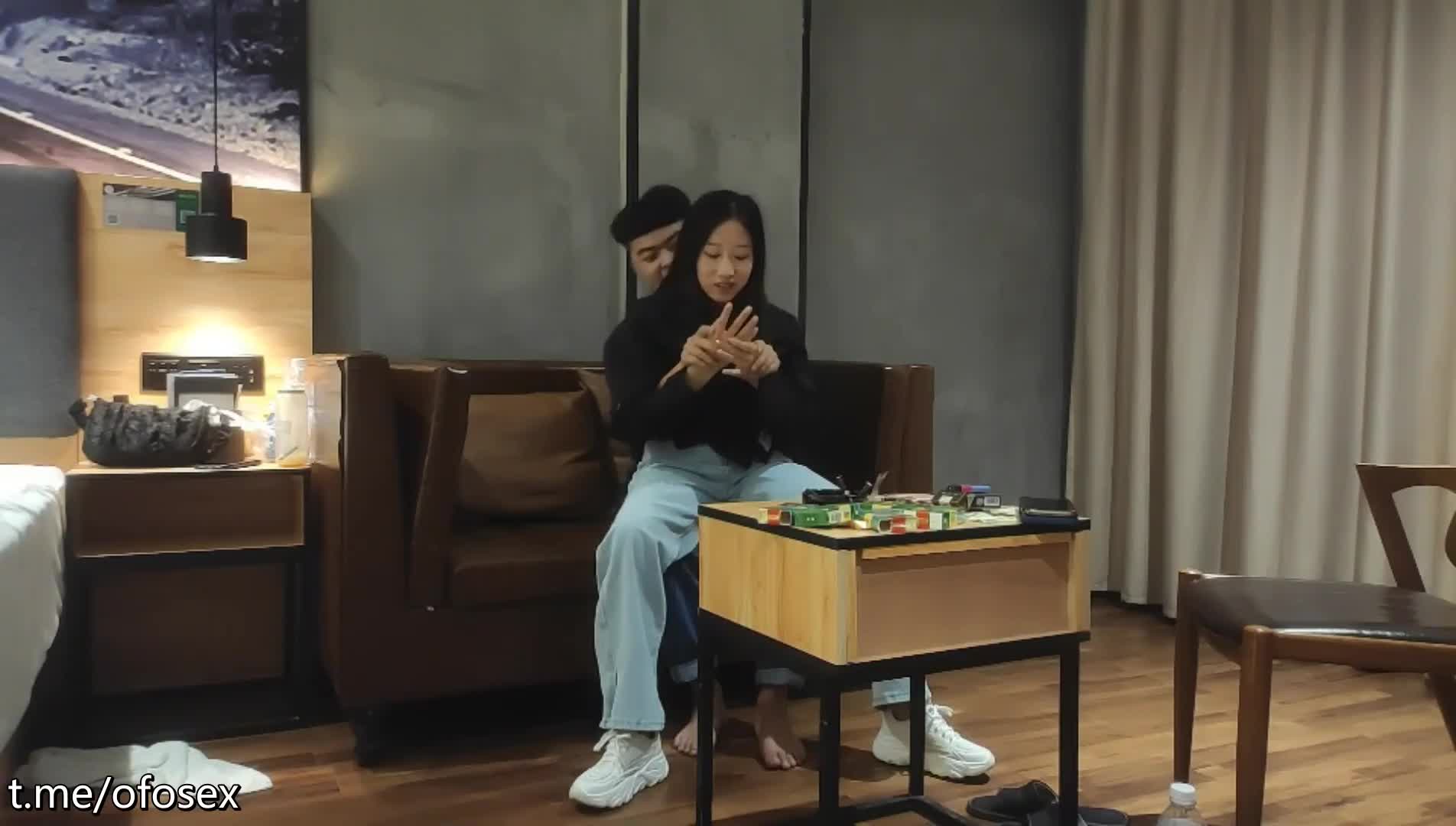 极品外围大长腿妹激情骑乘大战   网约到这位极品大长腿美女，她身材火辣诱人，直接坐在身上，各种内裤摩擦玩乐，抱起她来超近距离亲密互动，侧入和骑乘姿势轮番上阵，激情四射的缠绵大战，让人欲罢不能！  点评：这部视频拍摄角度贴近真实，美女的曲线和热情表现力爆棚，绝对是视觉盛宴！点击下载同款APP 绝美母狗等你调教