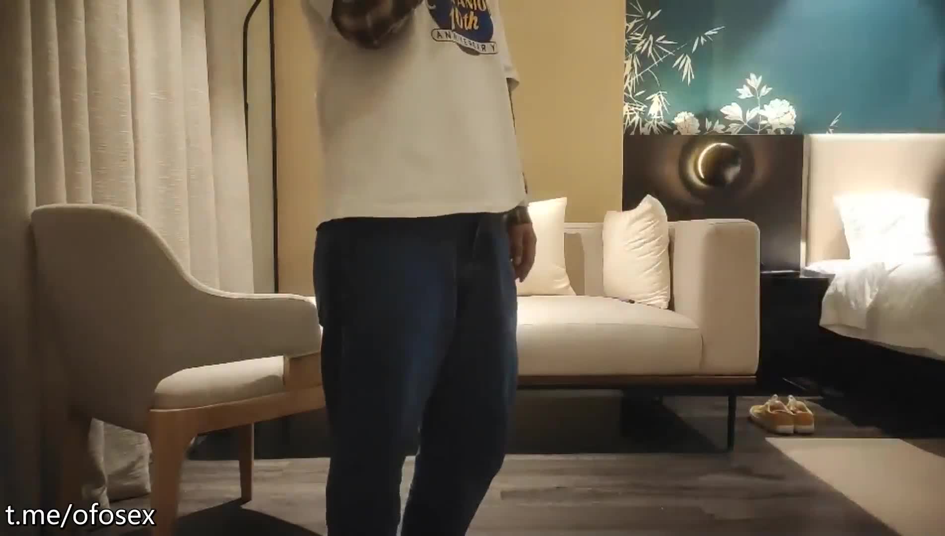 极品大长腿女神175cm高潮不断   网约到这位3000元外围绝美尤物，22岁身高175cm，拥有令人窒息的修长美腿！她身材火辣，曲线诱人，在床上与壮实男神激情碰撞，大展神威之姿！ 她娇喘连连，高潮迭起，每一瞬都充满极致快感，让人欲罢不能！ 快来感受这份热辣惊喜吧！  点评：这部片子节奏紧凑，视觉冲击力满分，绝对是你的深夜必备！点击下载同款APP 绝美母狗等你调教