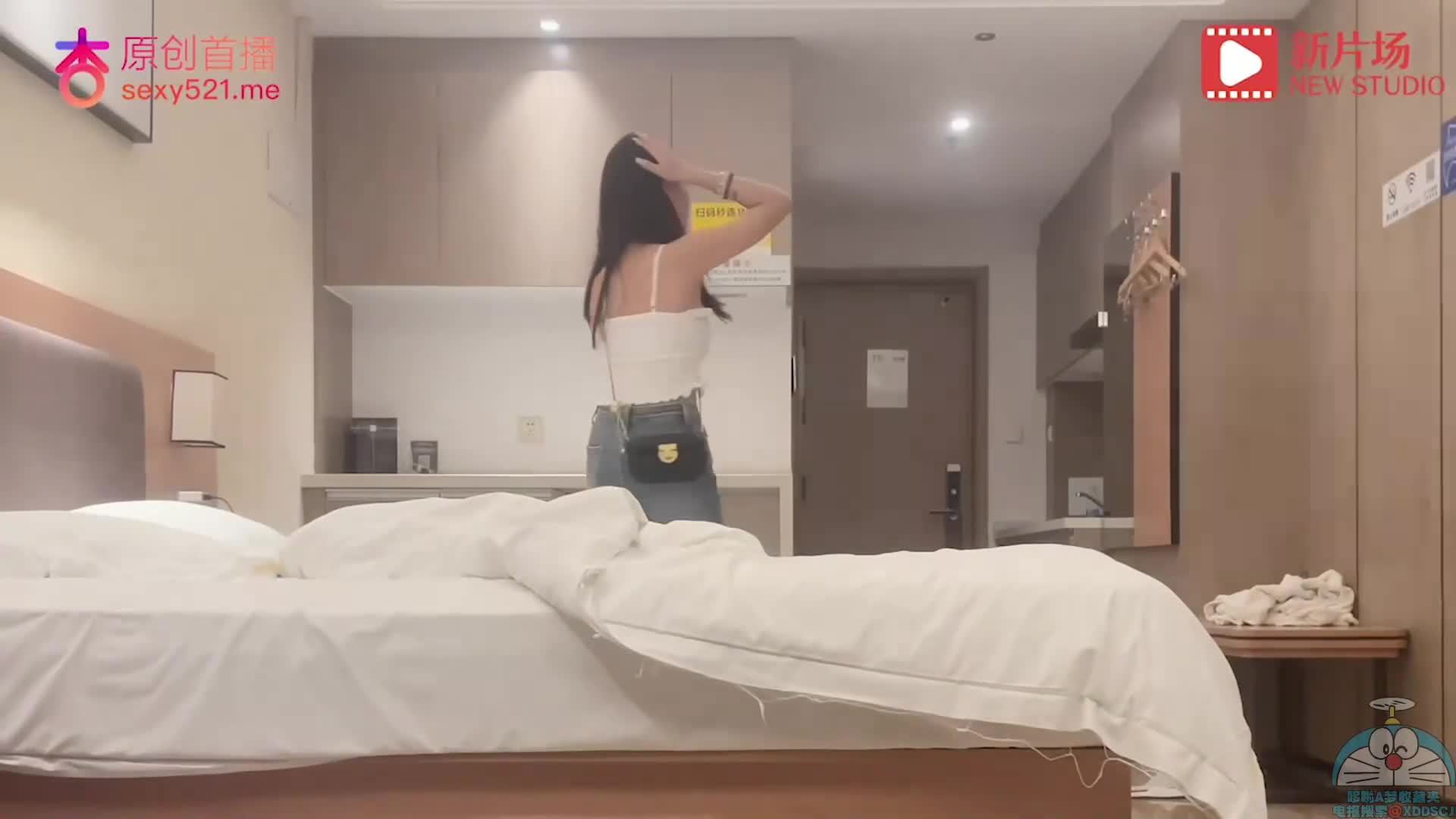 探花王先生 抖音主播约会   遇见这位抖音小主播，3000元约会体验她的魅力！大长腿配红色吊带袜，散发独特韵味，让人心动不已。 她身姿曼妙，诱人曲线尽显，亲密互动中尽享激情时刻。 快来探索这份甜蜜诱惑吧！  点评：这款视频源自合法Japan AV，充满成熟魅力，值得一探！点击下载同款APP 绝美母狗等你调教