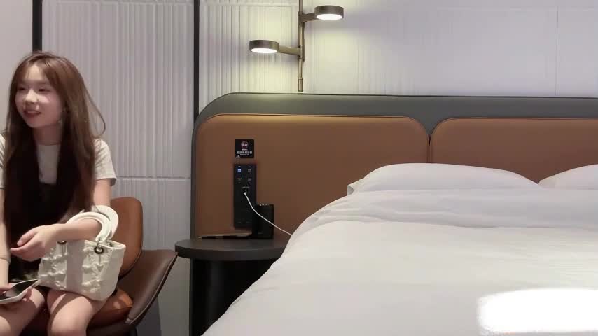 #偷拍 #少女 #白虎 高颜值反差萌妹视频热辣来袭！偷拍小剧场上演，想给兄弟们展示一番，却被聪明学妹发现了秘密。懵懂学妹涉世不深，差点就让计划泡汤了，要是换做老司机，事情就不好办了！点击下载同款APP 绝美母狗等你调教