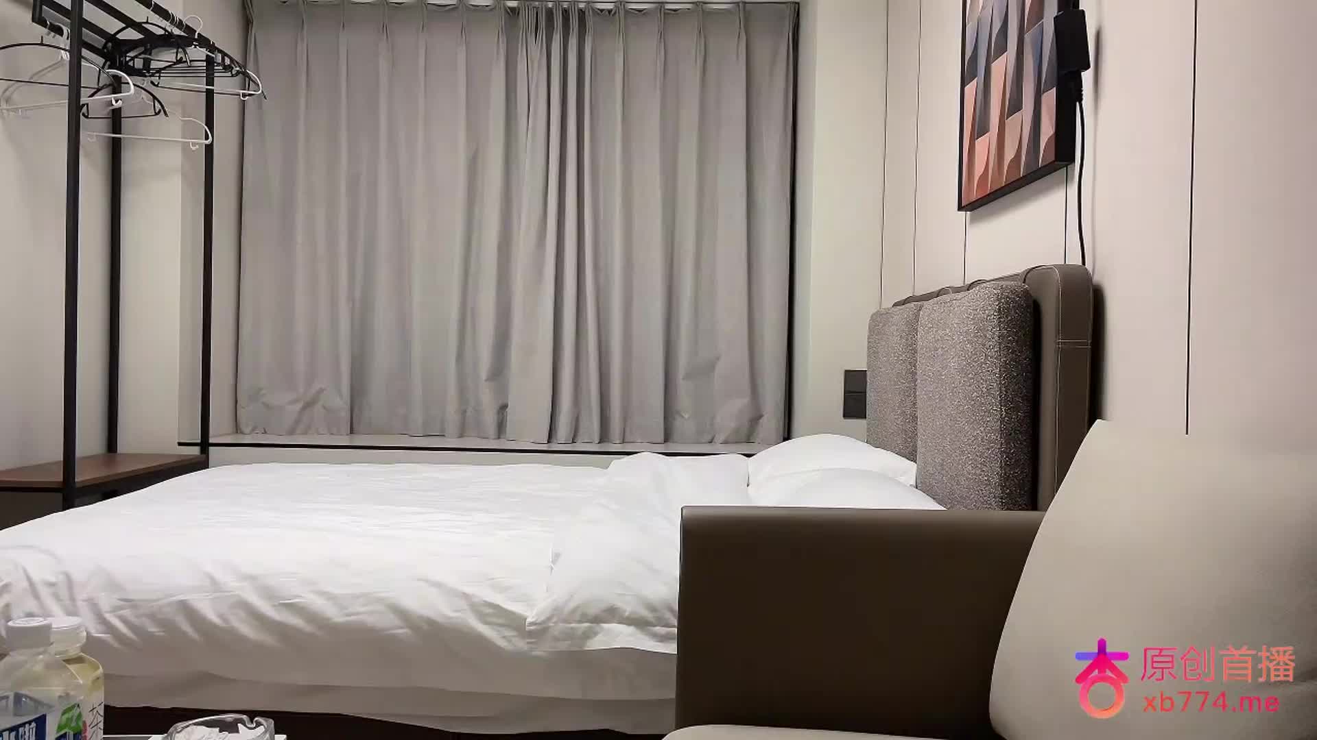 2048.vip-探花【成昆】 今天约了一个微胖类型的妹子上下粉嫩毛毛只有几根馒头户型后入准备拔套被发现了有点尴尬