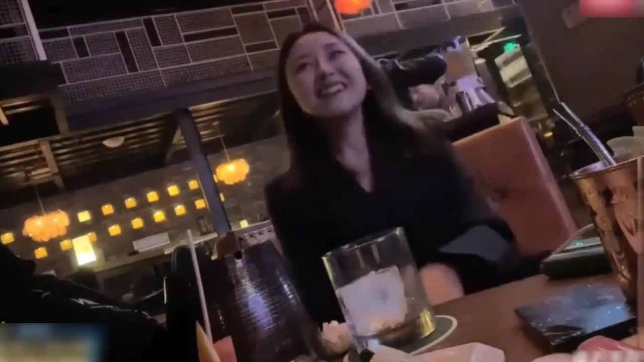 酒吧搭讪做美容的小姐姐，带回酒店熟悉一下，我看你长得很像明星