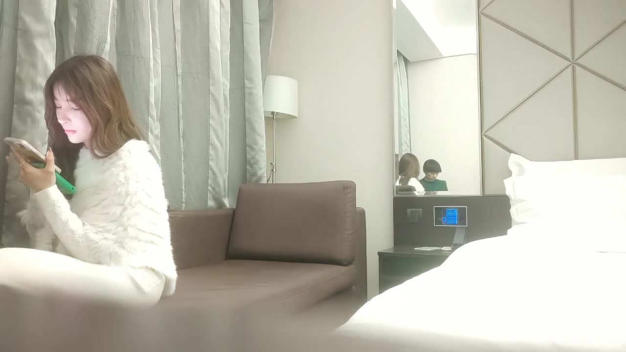 【极品勾搭】明星颜值模特女神，神似柳岩，豪乳长腿被插受不了求饶