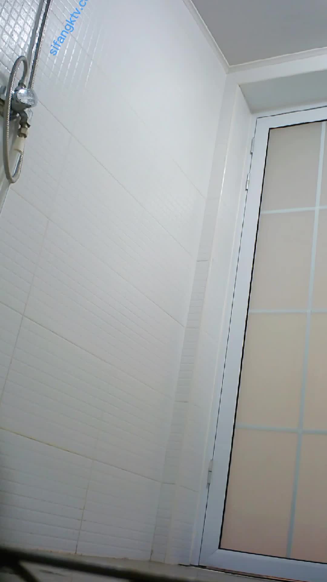 2048.vip-合租房浴室暗藏摄像头偷拍纹身女邻居洗澡 身材苗条奶大B肥