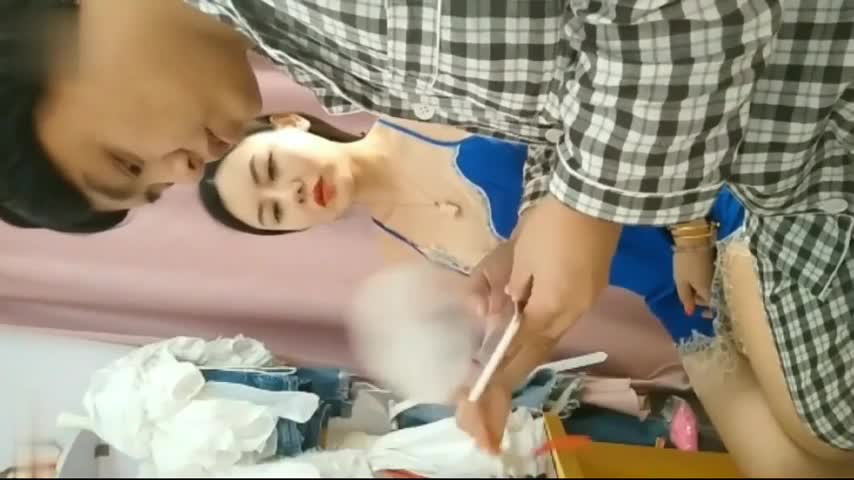 #黑丝 #乱伦 #大奶子 #勾搭 #诱惑风骚姐姐勾引弟弟，傻弟弟狂吸姐姐巨乳