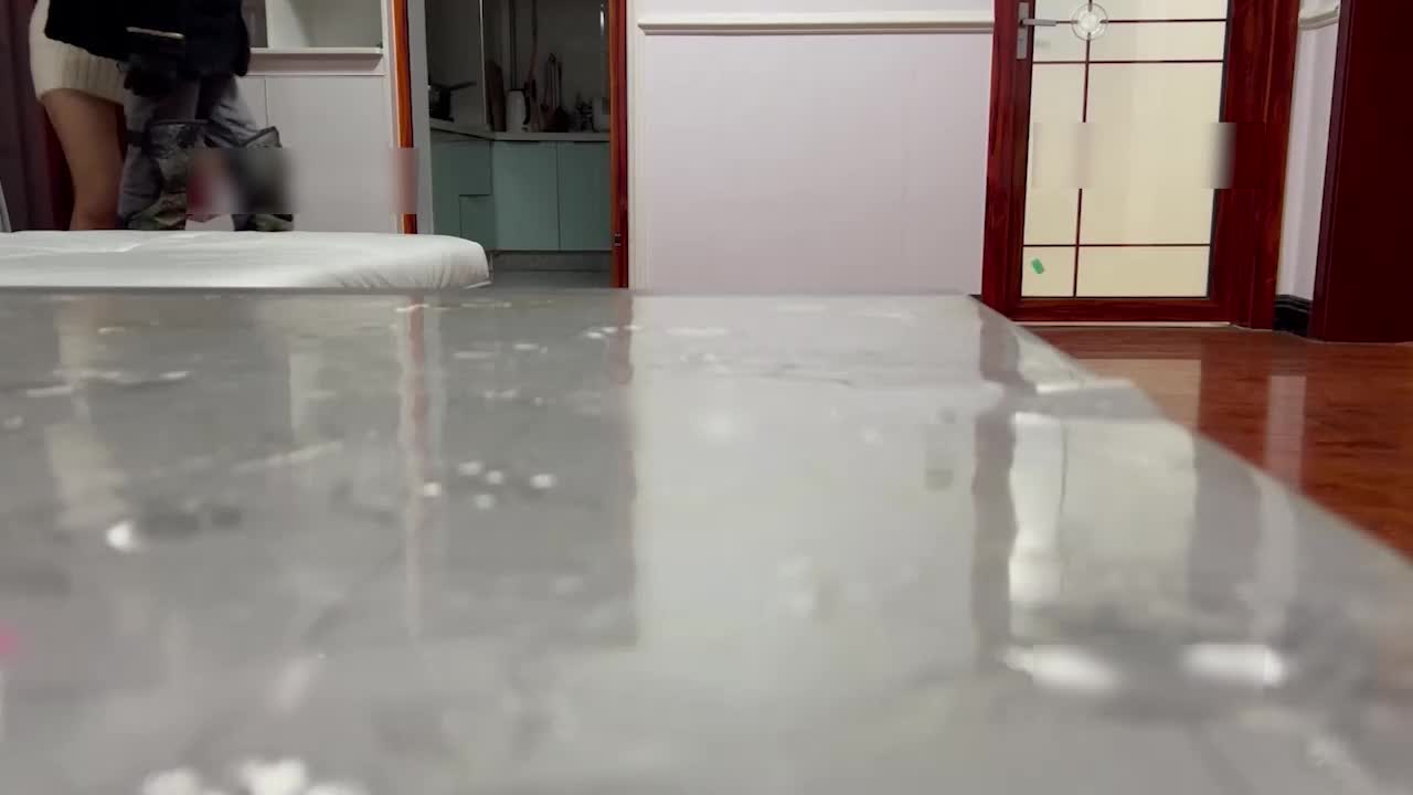 【真实绿帽】利诱老婆不穿内裤勾引外卖小伙，我在窗帘后一动不敢动！