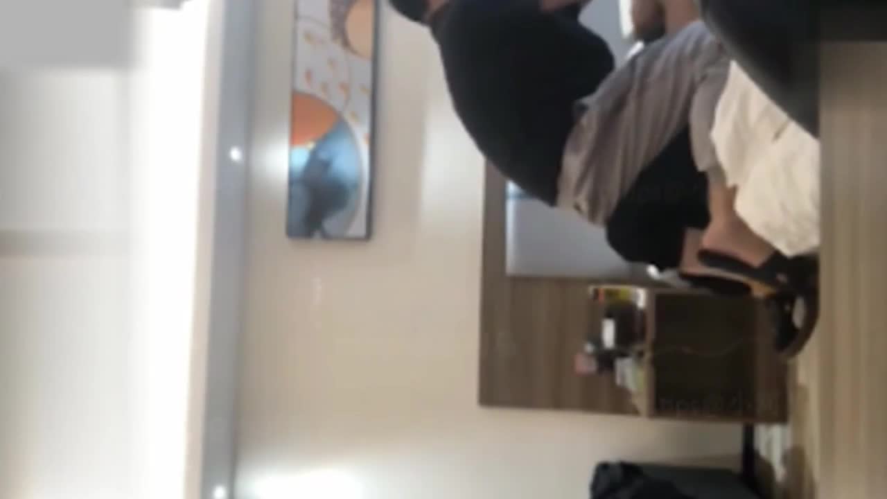 大神坐飞机搭讪00后空姐约出来吃饭酒吧趁机下催情药