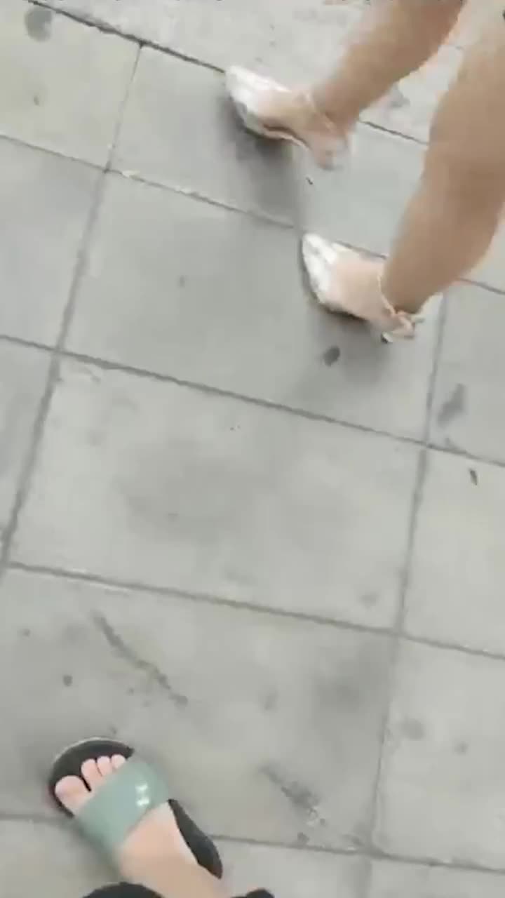 【搭讪系列】街头搭讪穿的很骚的美女撩了一会儿就跟着回家了在楼道还不让摸进了屋就骚起来了