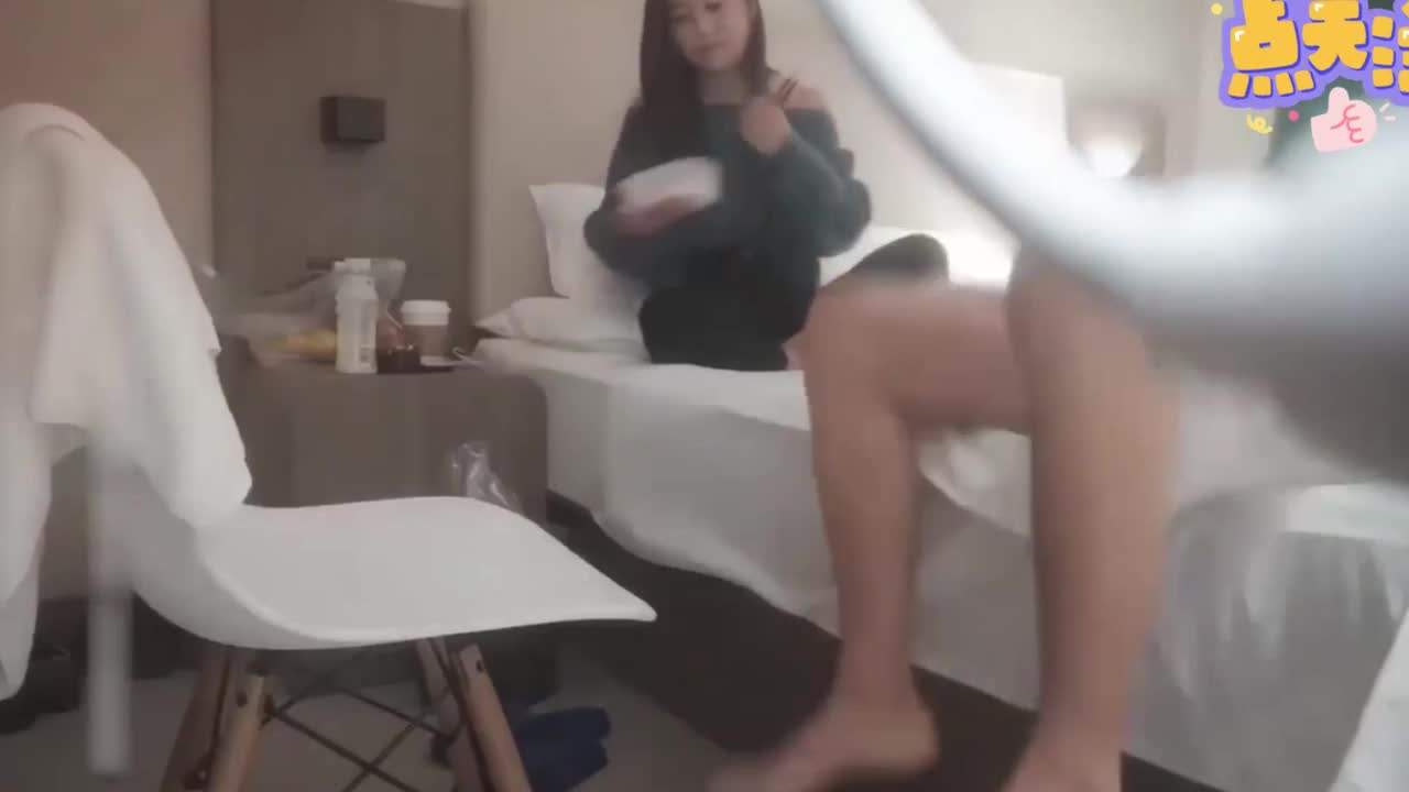 勾搭女神打牌故意不穿内裤气质女神忍不住瞟了几眼鸡巴