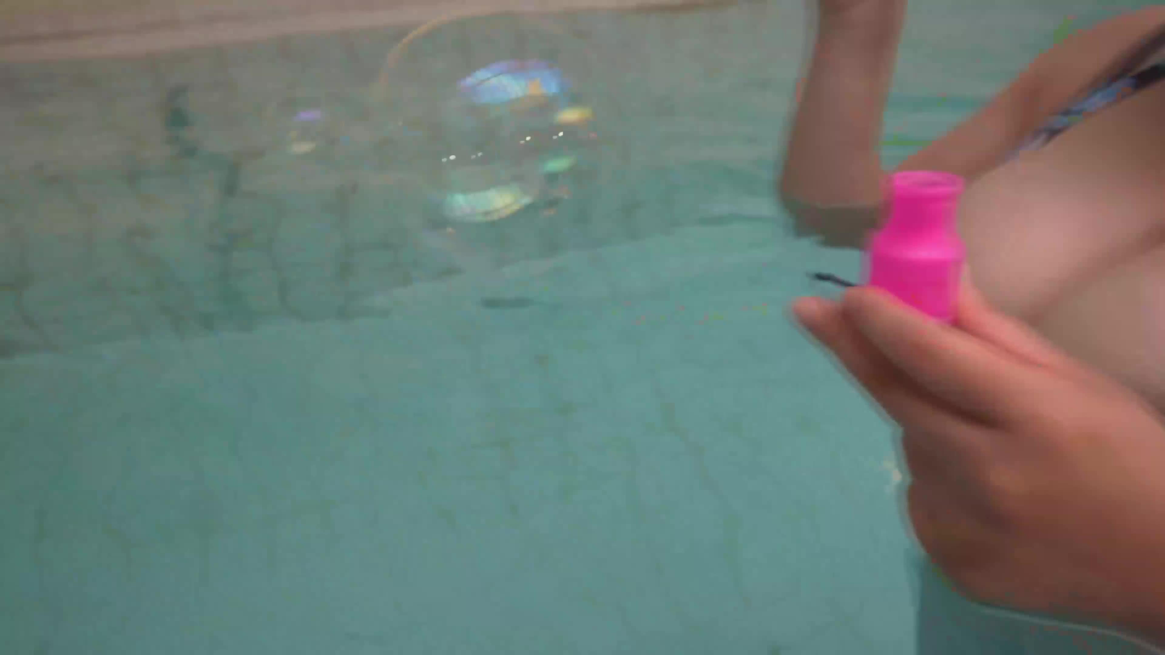 大奶泳装少妇给你乳交！看着这比基尼泳装的大奶，饥渴难耐了！最能激发性欲的大奶少妇！这你受得了吗？一对硕大肥腻的乳房往身上靠，也太瑟琴了！在水下还能清晰看到乳摇！#乳交 #俱乐部 #泳装 #爆奶 #巨乳